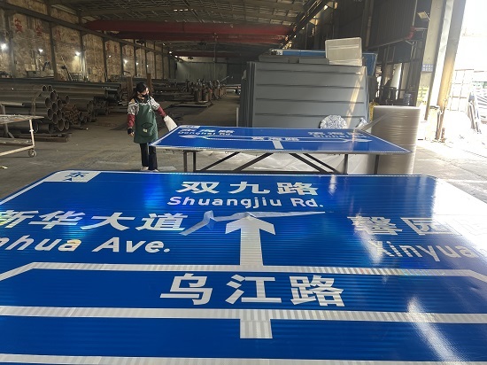 耀霖交通标牌：交通安全的无声守护者