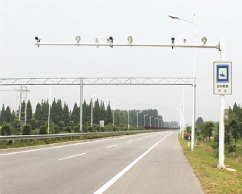 耀霖交通|监控杆在现代道路中的运用