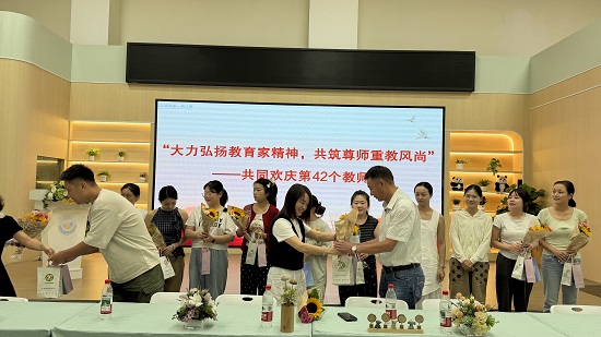 耀霖交通总经理参加活动.jpg
